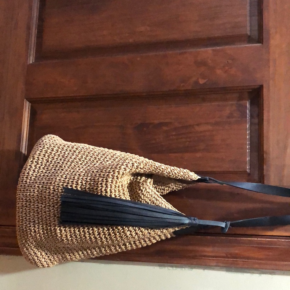 Summer straw bag with leather tassel and handle.